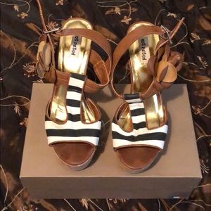 Sandals with flower detail size 7